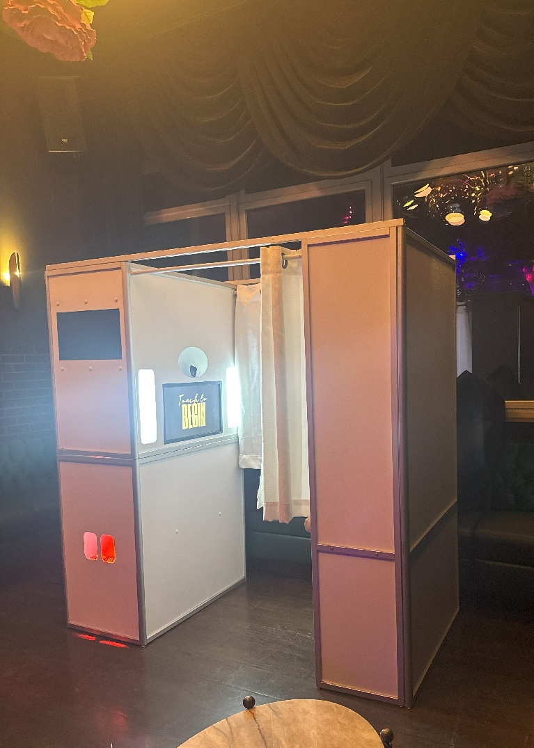 Enclosed Photo Booth - Nonbranded Option